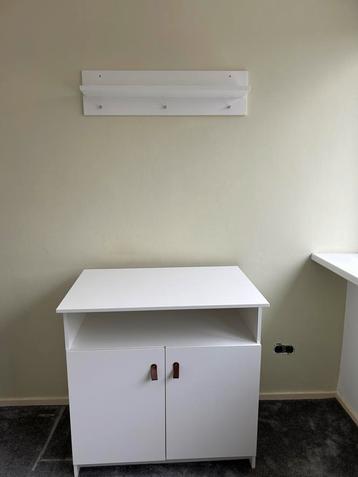 Wandplank, commode en kledingkast baby kamer beschikbaar voor biedingen