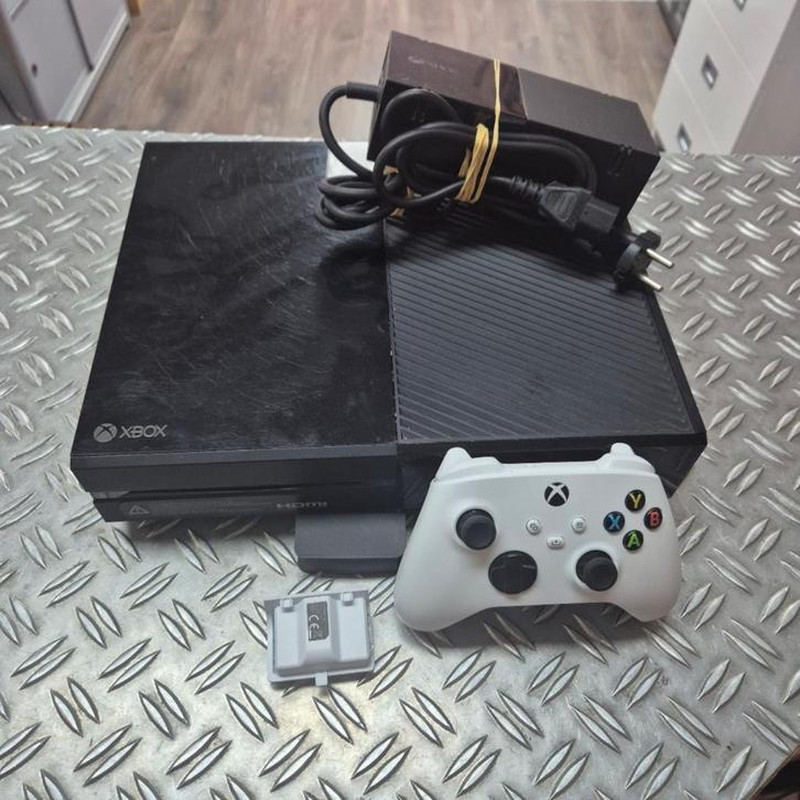 Xbox One 500GB met controller, oplaadbare accu en garantie, Spelcomputers en Games, Spelcomputers | Xbox One, Zo goed als nieuw