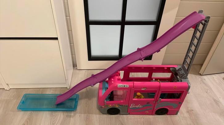 Barbie droom camper met zwembad en mega glijbaan, Kinderen en Baby's, Speelgoed | Poppenhuizen, Zo goed als nieuw, Toebehoren