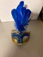 Blauw Venetiaans masker met veren en gouden details,carnaval, Kleding | Dames, Carnavalskleding en Feestkleding, Verzenden, Zo goed als nieuw