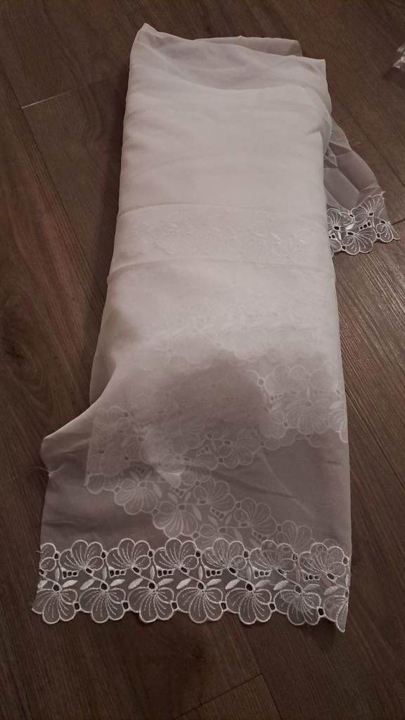 Nieuwe vitrage stof met geborduurde rand - 142cm breed, Huis en Inrichting, Stoffering | Gordijnen en Lamellen, Nieuw, 100 tot 150 cm