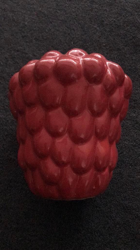 Vaas “Raspberry” framboos NIEUW!, Huis en Inrichting, Woonaccessoires | Vazen, Zo goed als nieuw, Rood, Minder dan 50 cm, Aardewerk of Porselein