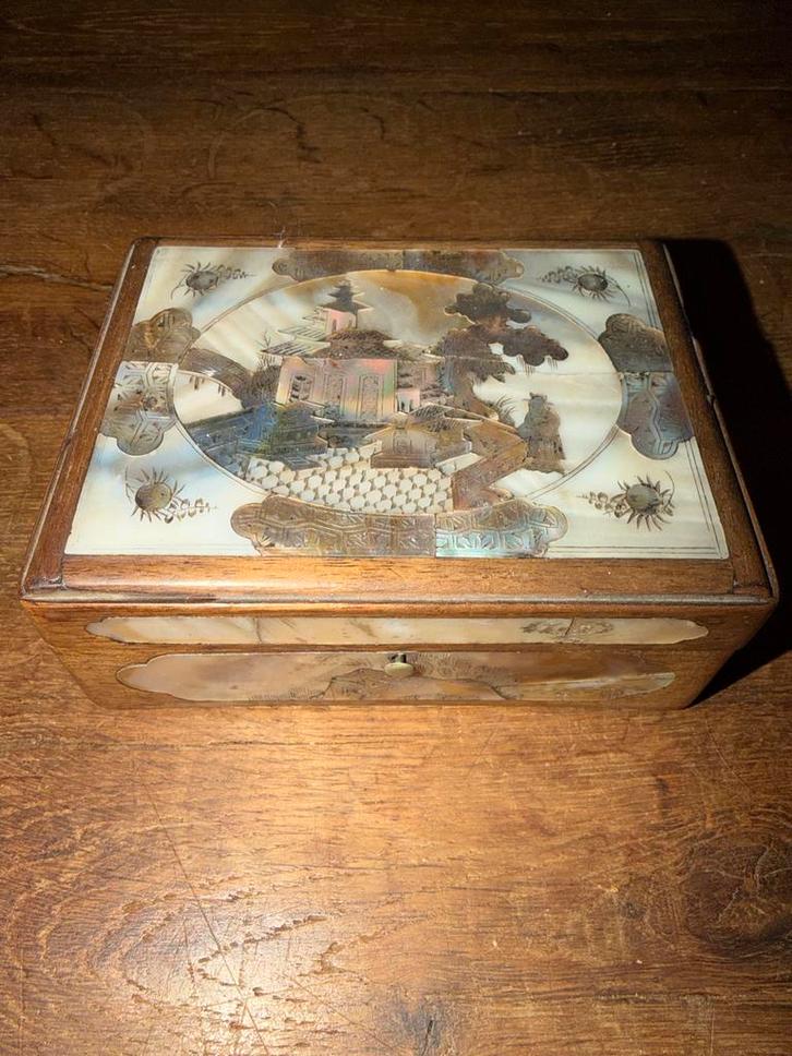 Antiek Houten Sieradendoosje met parelmoer inleg, Antiek en Kunst, Antiek | Woonaccessoires, Ophalen of Verzenden