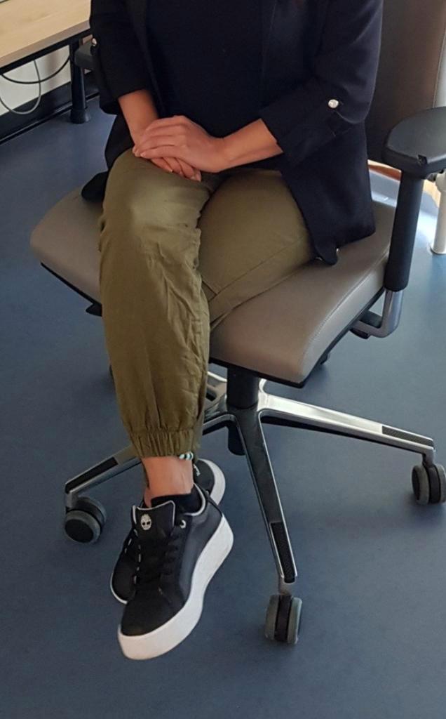 Bershka broek leger groen maat xs jeans broeken ketting, Kleding | Dames, Spijkerbroeken en Jeans, W27 (confectie 34) of kleiner