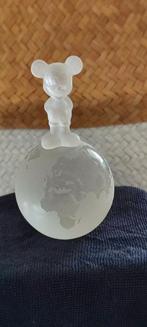 Frosted Mickey Mouse op wereldbol, Verzamelen, Beelden en Beeldjes, Ophalen of Verzenden, Zo goed als nieuw