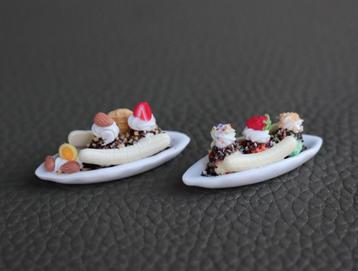Bananasplits op porseleinen bananasplitbootjes. beschikbaar voor biedingen