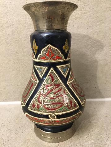 Antieke Oosterse vaas beschikbaar voor biedingen