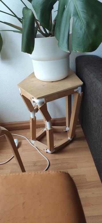 Houten bijzettafel beschikbaar voor biedingen