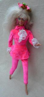 Nostalgische Barbie met fel roze outfit  , Verzamelen, Poppen, Ophalen of Verzenden, Gebruikt, Pop