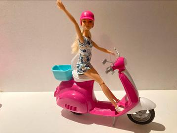 Barbie met scooter beschikbaar voor biedingen