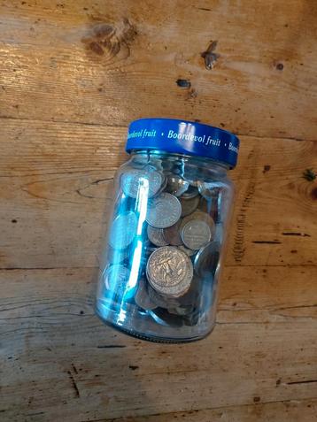 Jampot vol munten & biljetten van over de hele wereld beschikbaar voor biedingen