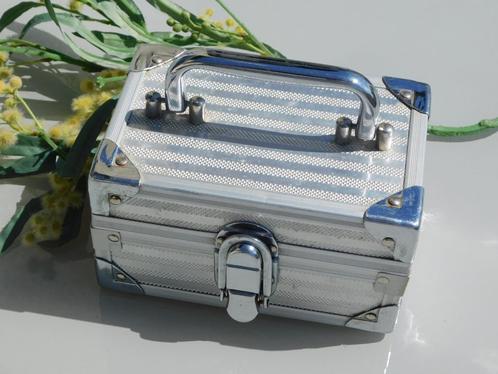 Zilverkleurig Kistje Met Spiegeltje Erin.FRAAI!, Huis en Inrichting, Woonaccessoires | Kisten, Gebruikt, Minder dan 50 cm, Minder dan 50 cm