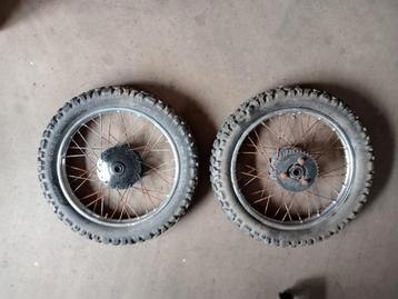 Setje wielen honda mt5 17inch met assen en rem trommels beschikbaar voor biedingen