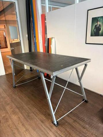 Podium/werktafel deel te verstellen in hoogte beschikbaar voor biedingen