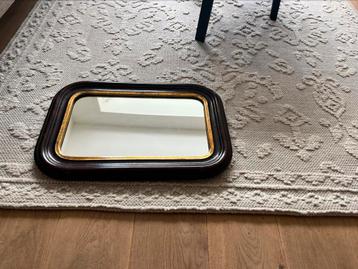 Antieke spiegel met houten lijst van 55 cm bij 40 cm beschikbaar voor biedingen