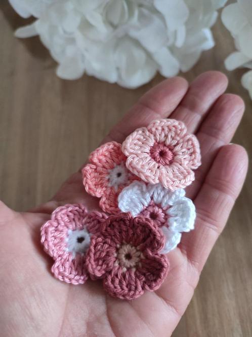 24 Gehaakte bloemetjes van katoen in zacht roze tinten., Hobby en Vrije tijd, Breien en Haken, Nieuw, Haken, Overige typen, Ophalen of Verzenden