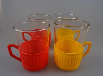 4 theeglaasjes DDR, geel en rood. beschikbaar voor biedingen