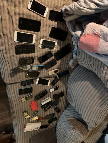 Diverse oude telefoons beschikbaar voor biedingen