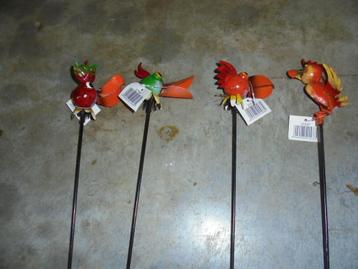 4 gekleurde vogeltjes beschikbaar voor biedingen