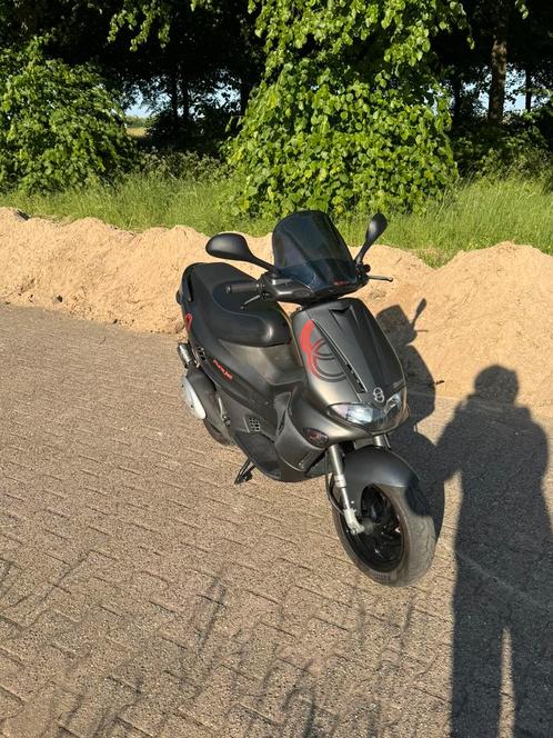Gilera runner DD Brom, Fietsen en Brommers, Scooters | Piaggio, Zo goed als nieuw, Overige modellen, Maximaal 45 km/u, Tweetakt