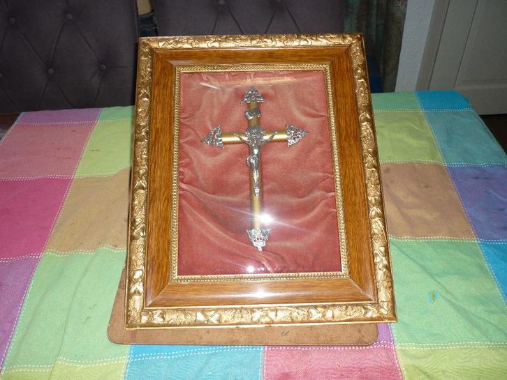 Ingelijste kruisbeeld met bol glas in zeer goede staat, Antiek en Kunst, Antiek | Religie, Ophalen of Verzenden