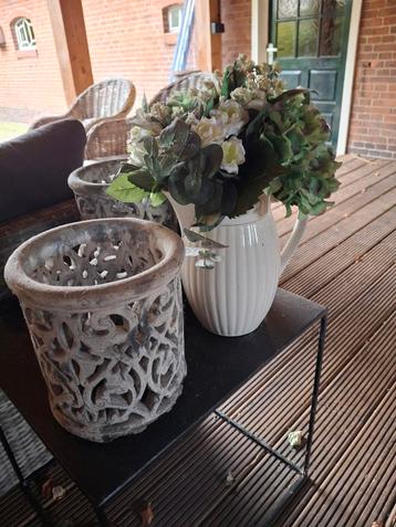 Manden, stenen potten & windlichten beschikbaar voor biedingen