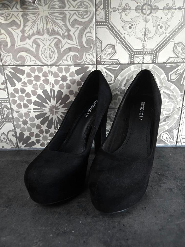 H&M Divided Zwarte Suède Hakken, Kleding | Dames, Schoenen, Zo goed als nieuw, Schoenen met hoge hakken, Zwart, Ophalen of Verzenden