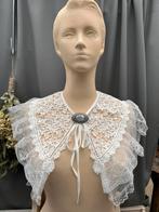 Orachtige kanten gehaakte (feest) kraag met antieke broche, Antiek en Kunst, Antiek | Kleding en Accessoires, Ophalen of Verzenden