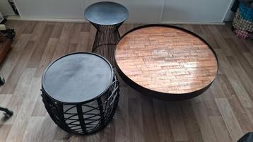 Houten salontafel met metalen onderstel beschikbaar voor biedingen