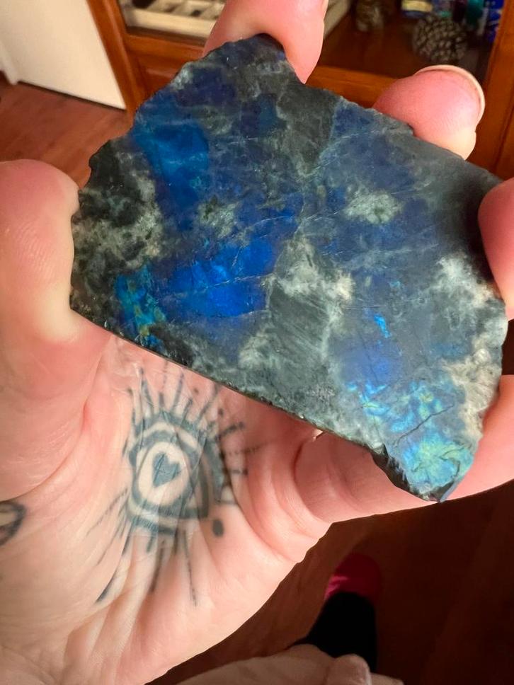 Zeldzame Spectroliet - Prachtig Kleurspel!, Verzamelen, Mineralen en Fossielen, Mineraal, Ophalen of Verzenden