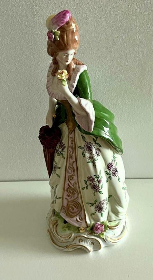 Antiek porseleinen beeldje dame met bloem – Saxe, Antiek en Kunst, Antiek | Porselein, Ophalen of Verzenden