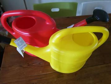2 Nieuwe Gieters inhoud 5 liter, €5,00 per stuk. beschikbaar voor biedingen