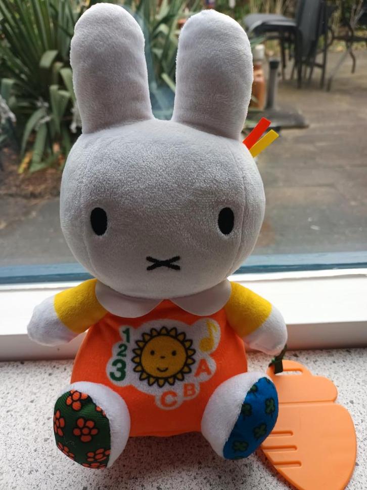 Nijntje Miffy vrolijk gekleurd merk Clementoni met bijtstuk, Kinderen en Baby's, Speelgoed | Knuffels en Pluche, Zo goed als nieuw