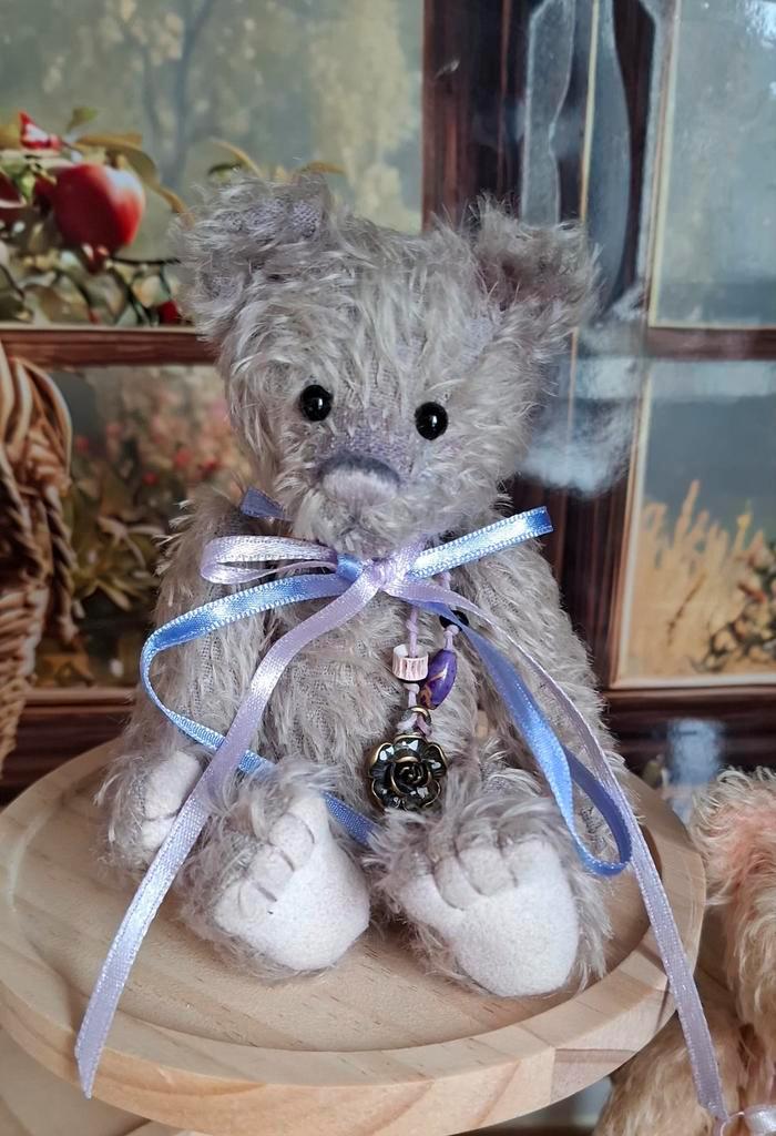 Charlie Bears Minimo Midge, Verzamelen, Beren en Cherished Teddies, Zo goed als nieuw, Stoffen beer, Overige merken, Verzenden