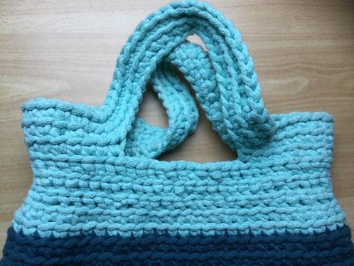 Gehaakte blauwe schoudertas traditioneel patroon ( nieuw), Sieraden, Tassen en Uiterlijk, Tassen | Schoudertassen, Nieuw, Blauw