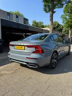 Volvo S60 B4 R-design Mild Hybrid 2022 Thunder Grey, Auto's, Volvo, 1800 kg, Zwart, 4 cilinders, 1969 cc