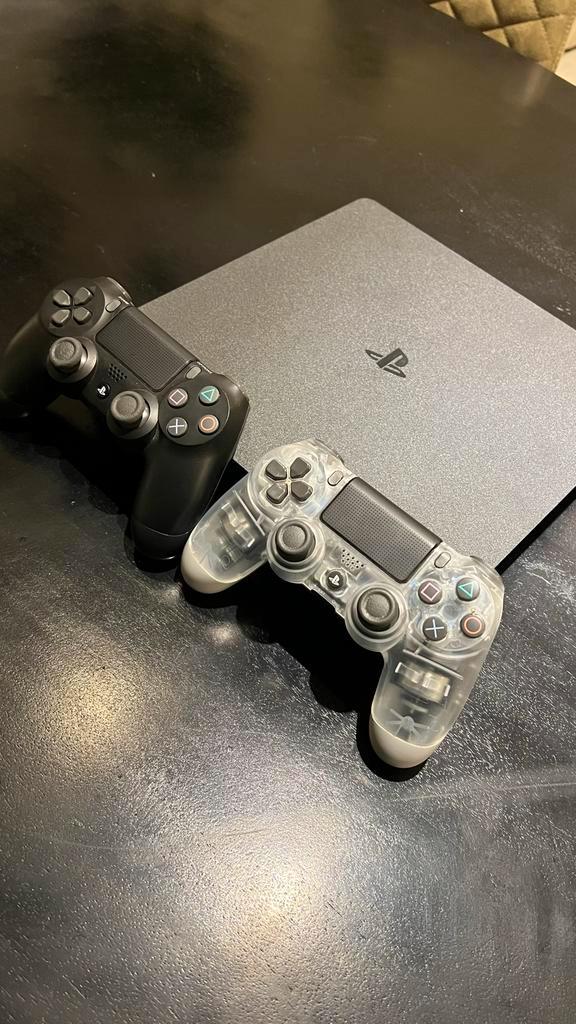 PlayStation 4 Slim 1TB + 2 Controllers, Spelcomputers en Games, Spelcomputers | Sony PlayStation 4, Gebruikt, Slim, 1 TB, Met 2 controllers