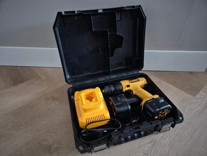 DeWalt accuboormachine 2 accu's en oplader koffer, Doe-het-zelf en Verbouw, Gereedschap | Boormachines, Gebruikt, Boor- en Schroefmachine