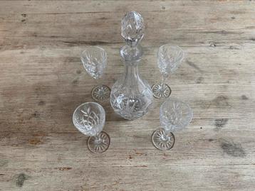 Set karaf met 4 glaasjes beschikbaar voor biedingen