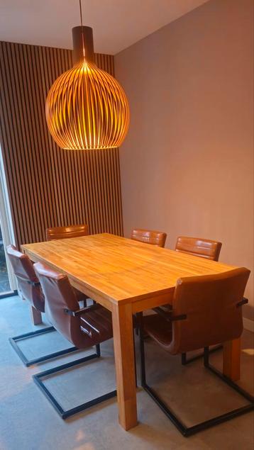 Houten eettafel en 6 eetstoelen cognac beschikbaar voor biedingen