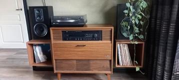 Vintage platenspeler met receiver en speakers in kast beschikbaar voor biedingen
