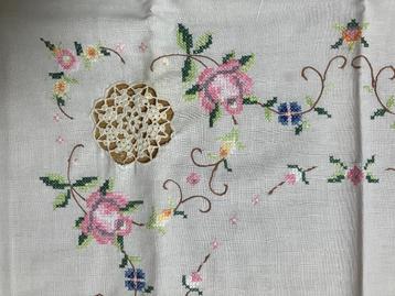 Hand-geborduurd tafelkleed / dekservet met 6 servetten. beschikbaar voor biedingen