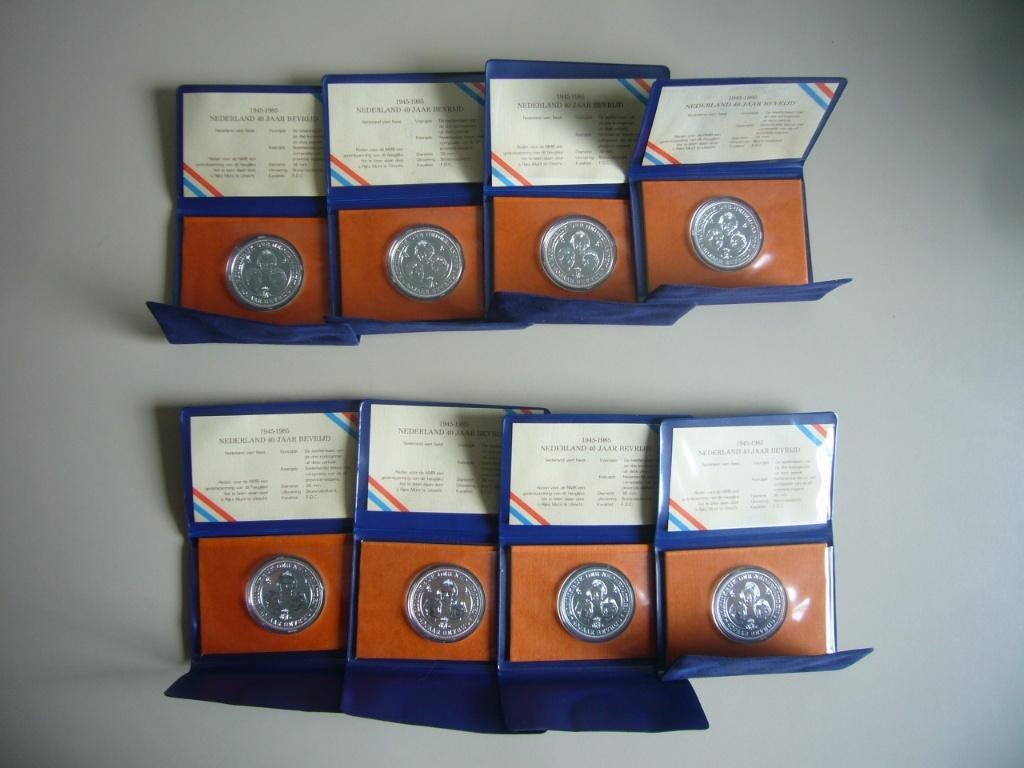 8 Penningen 1945/1985   40 jaar bevrijding, Postzegels en Munten, Penningen en Medailles, Overige materialen, Nederland, Ophalen of Verzenden