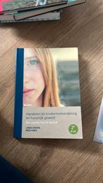 Handelen bij kindermishandeling en huiselijk geweld, Medi Hoes; Linda Douma`, Ophalen of Verzenden, Zo goed als nieuw, Nederland