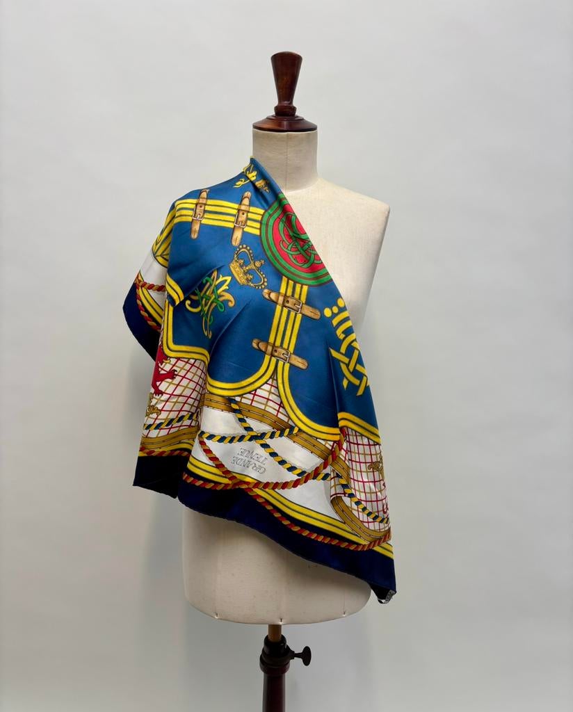 Hermès Vintage Carré 90 Blauw/Goud Zijde Sjaal, Ophalen of Verzenden, Zo goed als nieuw, Maat 42/44 (L), Sjaal