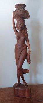 Teak houten beeld vrouw met mand, Antiek en Kunst, Ophalen of Verzenden