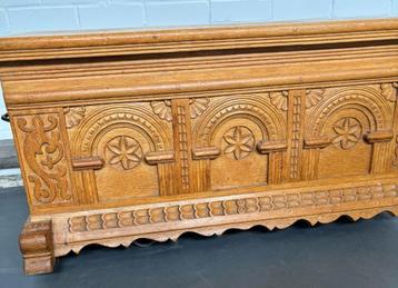 Zeer mooie bewerkte houten kist / dekenkist beschikbaar voor biedingen