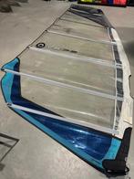 Neilpryde V6 7.5 | 2 cambers Freerace zeil, Watersport en Boten, Windsurfen, Ophalen, 7 m² of meer, Zeil, Gebruikt