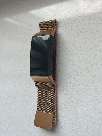 Fitbit Charge 4 met champagne-goud milanese bandje beschikbaar voor biedingen