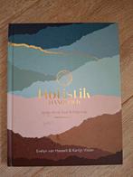 Holistik handboek | Evelyn van Hasselt en Karlijn Visser, Spiritualiteit algemeen, Overige typen, Ophalen of Verzenden, Zo goed als nieuw